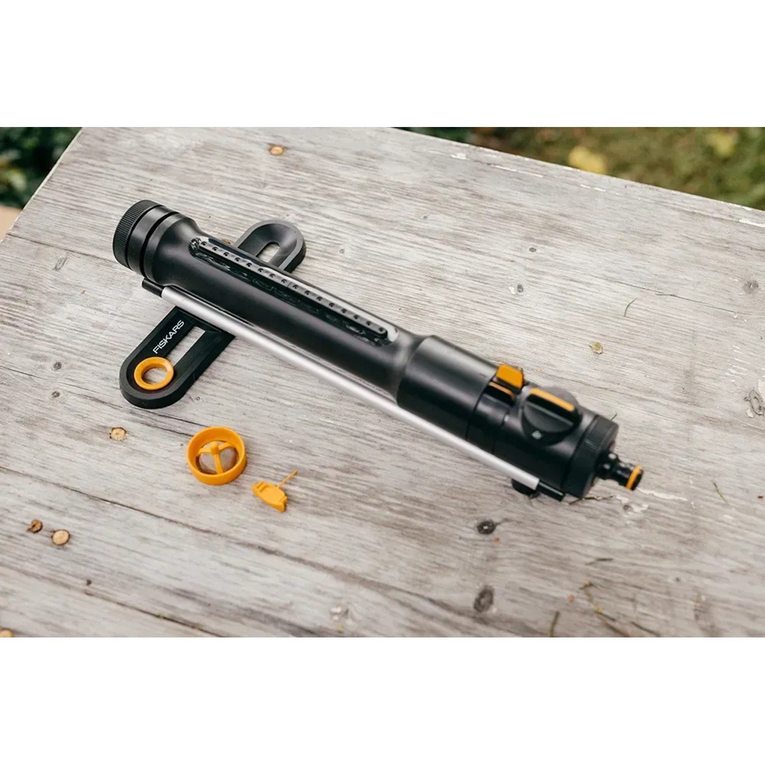 Fiskars Comfort S-M Oszillierender Regner, schwarz-orange, für Rasenbewässerung. Sprinkler-System.