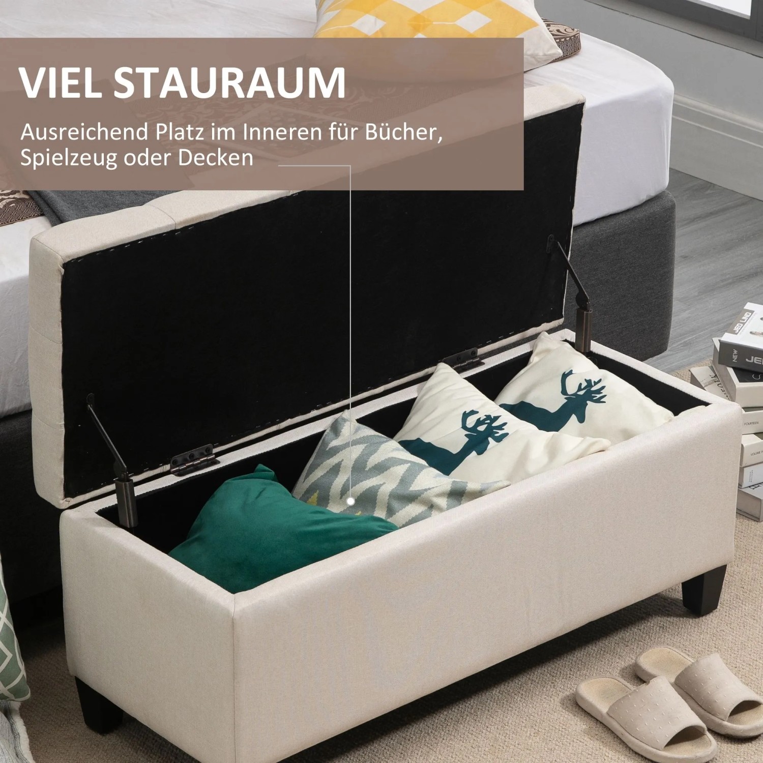 Cremeweiße HOMCOM Sitzbank mit offenem Stauraum, gefüllt mit Kissen. Vielseitige Schuhbank aus Polyester/Gummiholz.