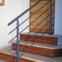 Anthrazitfarbenes Aluminium Geländerset mit waagerechten Rundstäben für Treppen und Balkone.