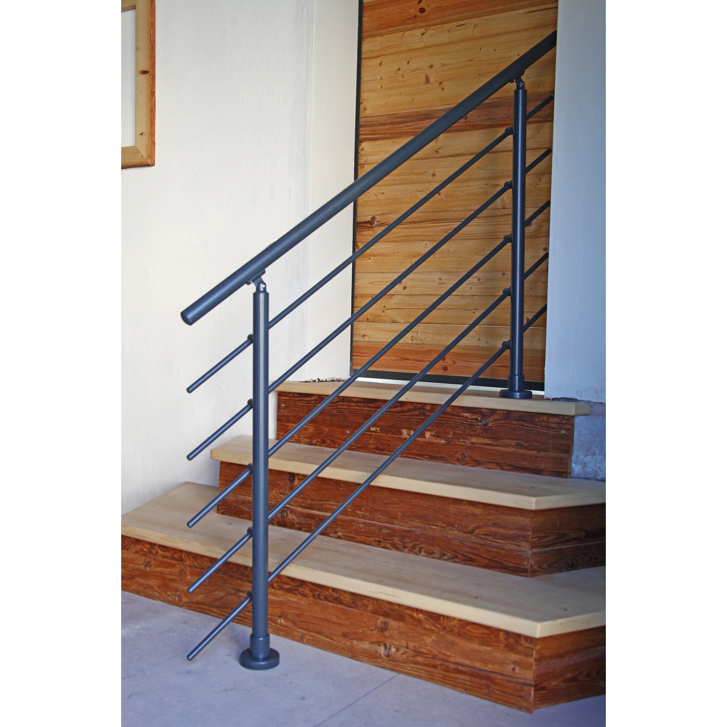 Anthrazitfarbenes Aluminium Geländerset mit waagerechten Rundstäben für Treppen und Balkone.