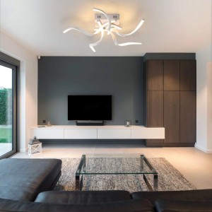 Weiße NETTLIFE LED Deckenleuchte mit fünf gewellten Armen in modernem Wohnzimmer. Dimmbare Metall-Deckenlampe.
