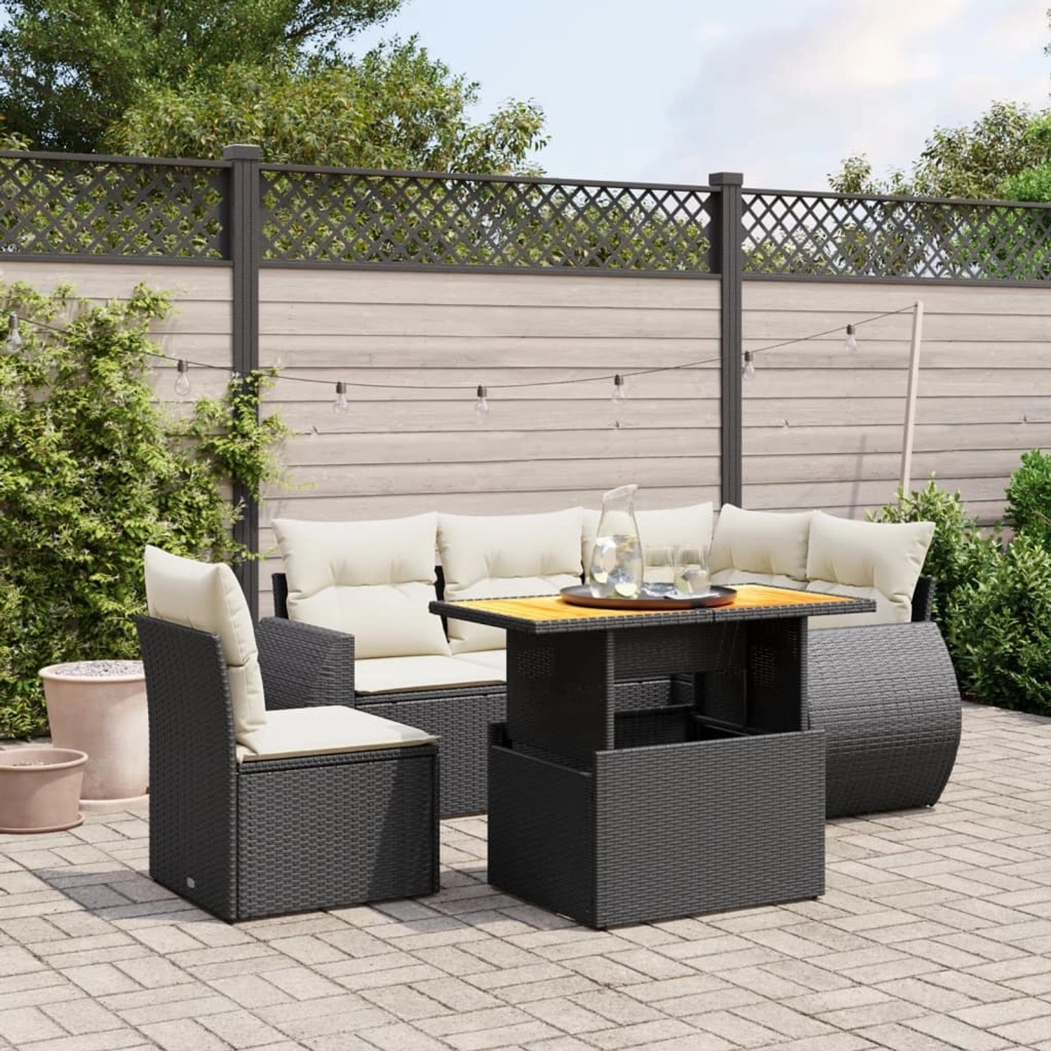 Schwarze 6-tlg. vidaXL Garten-Sofagarnitur aus Rattan mit Tisch und cremeweißen Kissen.