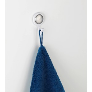 Wenko Wandhaken Osilo, 2er-Set, weiß, mit blauem Handtuch. Selbstklebende Handtuchhalter für Bad und Küche.