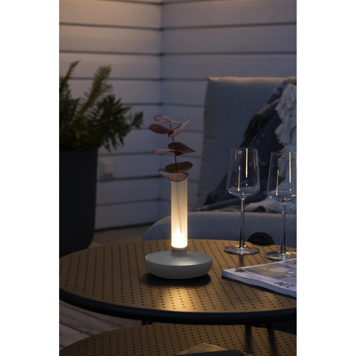 Konstsmide LED-Akku-Vase Biarritz, weiße Deko-Leuchte für Innen und Außen, mit warmweißem Licht.