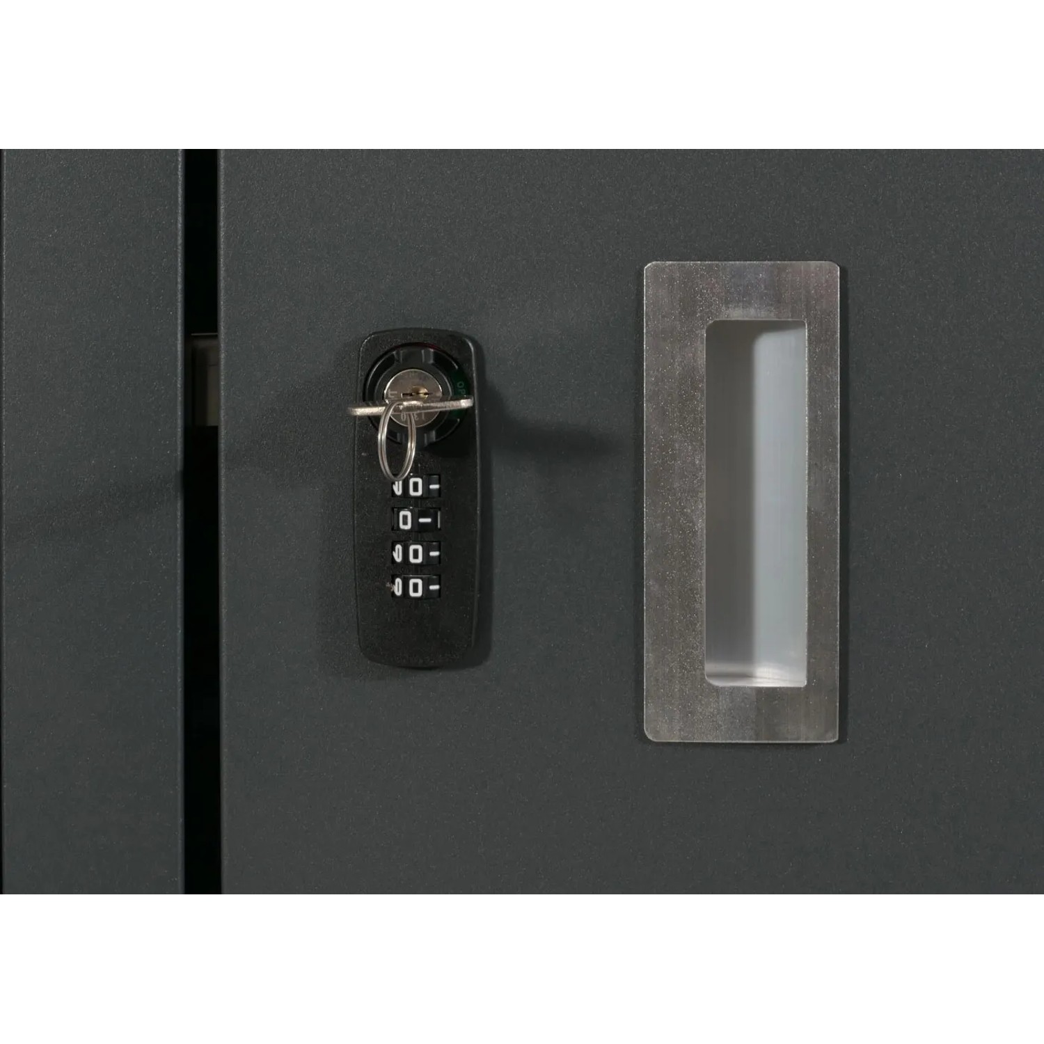 Detailaufnahme: Mülltonnenbox MCW E83 Anthrazit, Schloss mit Schlüssel und Zahlencode, Griffmulde.
