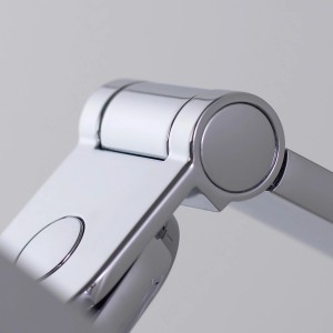 Detailaufnahme des verchromten Schwenkarm-Gelenks vom Keuco iLook move Kosmetikspiegel.
