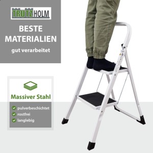 Weiße TRUTZHOLM Trittleiter mit 2 Stufen, klappbar und mit Anti-Rutsch-Trittflächen.