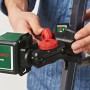 Bosch Quigo Kreuzlinienlaser mit Universalklemme MM 2 an einer Leiter befestigt.