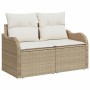 Beiges 2-Sitzer Gartensofa aus Rattan mit Kissen, Teil des vidaXL 5-teiligen Gartenmöbel Sets.