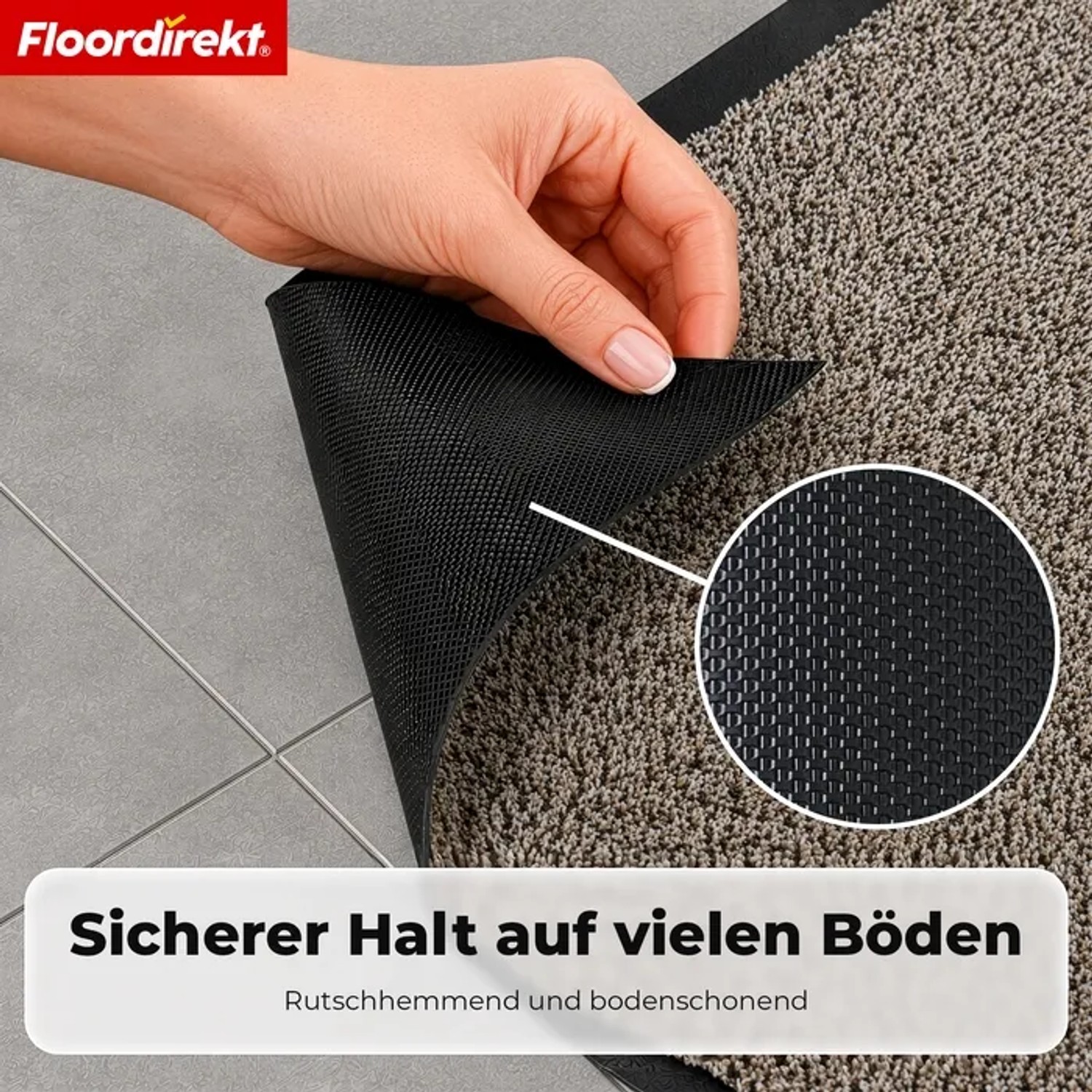 Hand zeigt rutschfeste TPE-Rückseite der beigen Floordirekt Karat Schmutzfangmatte auf Fliesenboden. Detailansicht der Struktur.