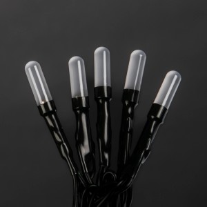 Konstsmide Micro LED Lichterkette mit 200 bernsteinfarbenen, gefrosteten Dioden und grünem Kabel.