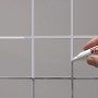 Edding Fugenmarker Grau im Einsatz: Ausbessern von Fliesenfugen im Bad.
