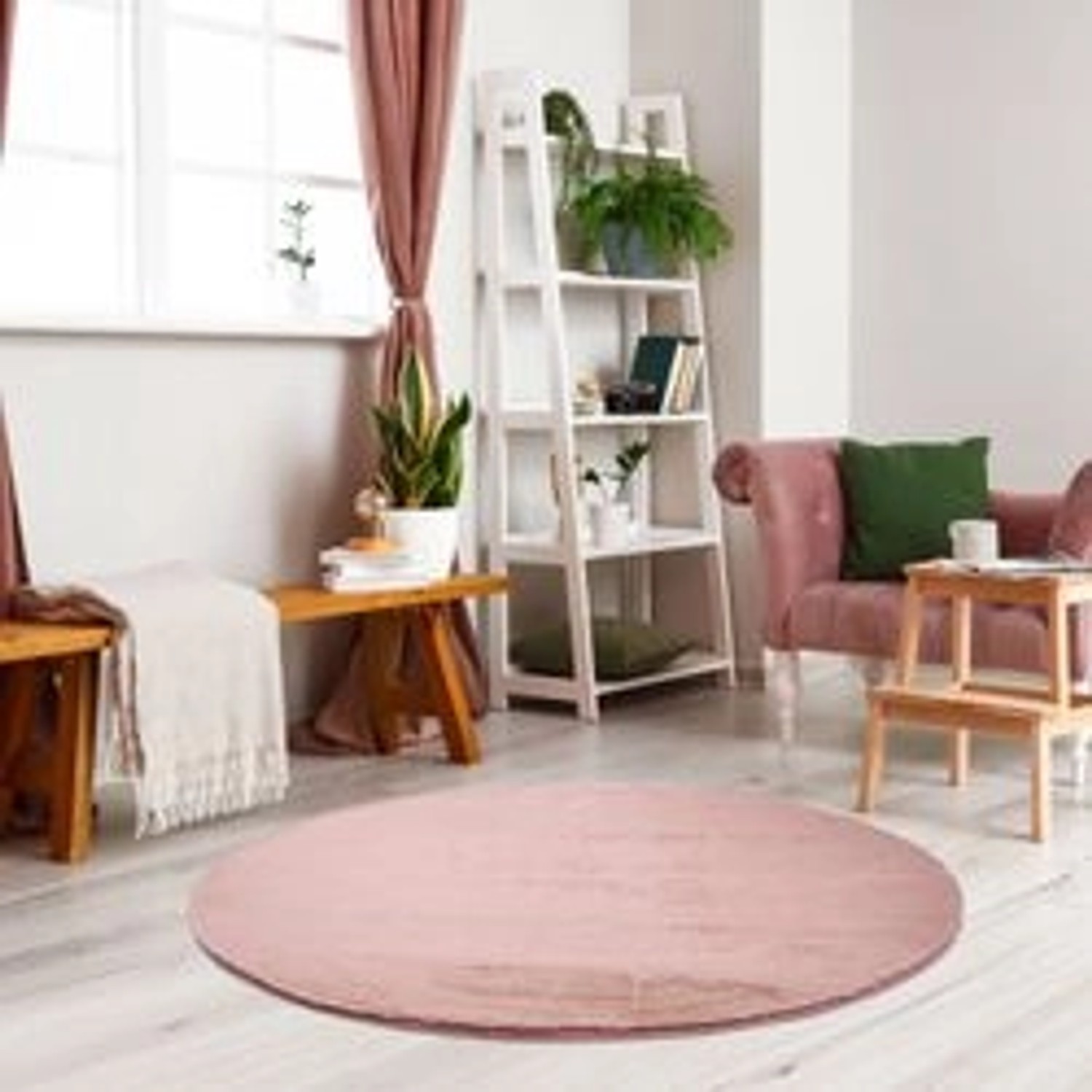 Runder, pinkfarbener Hochflorteppich „payé Uni“ (120x120 cm) im Wohnzimmer.