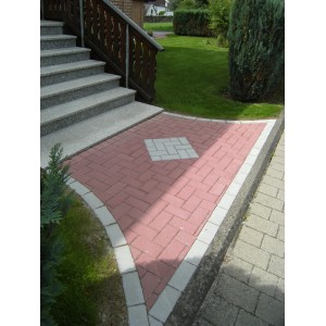 Verlegtes Rechteckpflaster Beton Rot (20x10x8 cm) für einen Gartenweg.