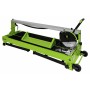 Grüne Zipper Fliesenschneidmaschine ZI-FS250-1200 mit Diamantscheibe und Transporträdern für präzise Fliesenschnitte.