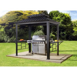 Sojag Grillpavillon Messina BBQ, anthrazitfarbener Pavillon mit Grill und Ablagetischen im Garten.