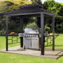 Sojag Grillpavillon Messina BBQ, anthrazitfarbener Pavillon mit Grill und Ablagetischen im Garten.