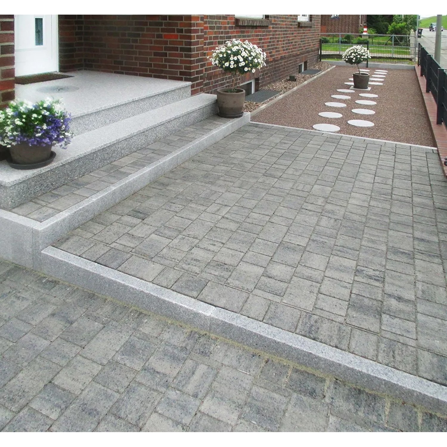 Diephaus Pflaster Via Jaris, weiß-schwarz, Mehrformat, 8 cm stark. Pflastersteine für Terrasse und Garten.