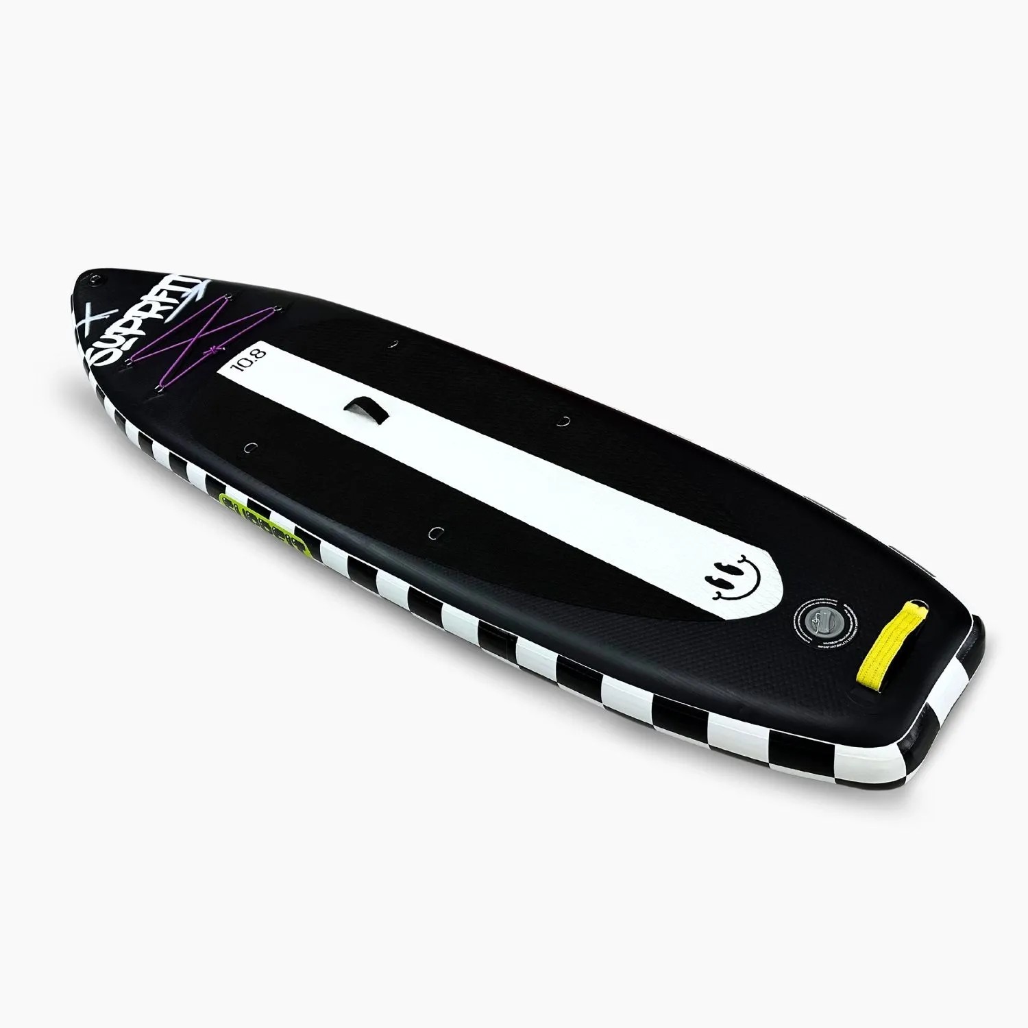 Schwarzes aufblasbares Suprfit Stand-Up Paddling Board mit weißem Streifen, kariertem Rand und gelbem Griff.