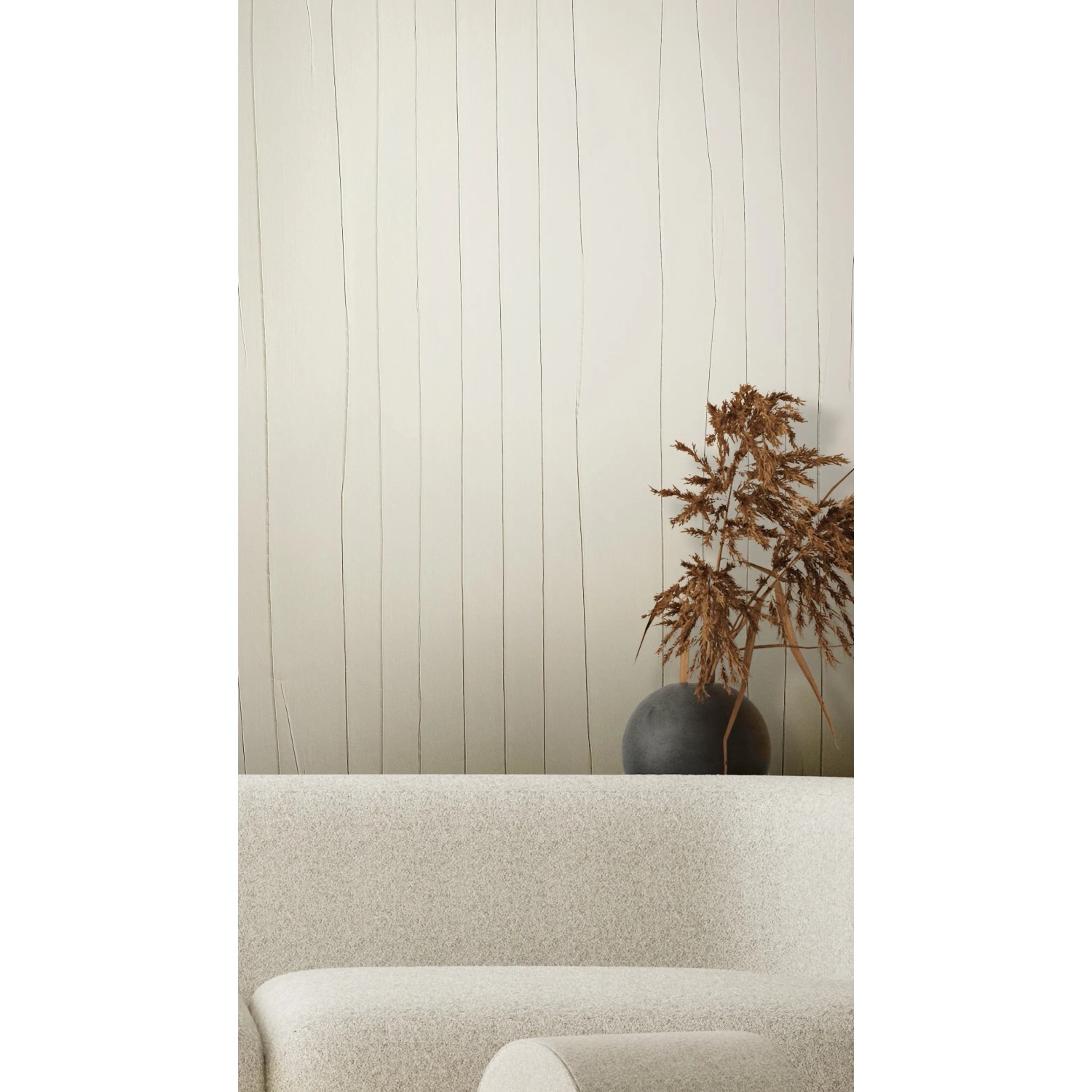 Beige Vliestapete mit Streifen in Crushed-Optik von Marburg, modernes Design für Wohnräume.