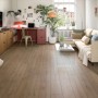 Wohnraum mit Egger Aqua-Laminatboden EL2191 NatureSense Turin Eiche Braun.