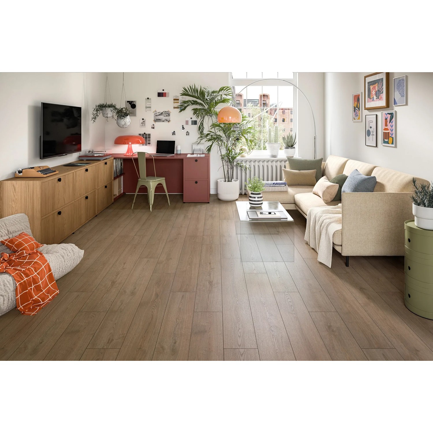 Wohnraum mit Egger Aqua-Laminatboden EL2191 NatureSense Turin Eiche Braun.