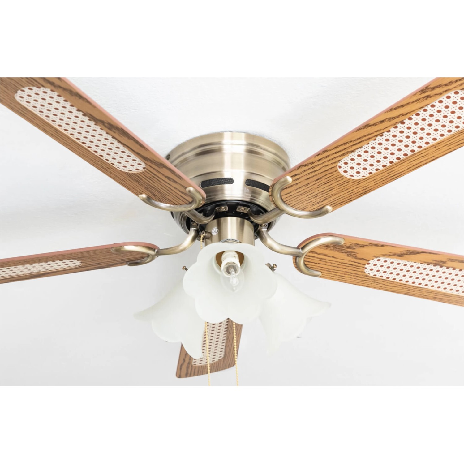 Extra flacher Deckenventilator Pepeo Kisa Deluxe, Messing Antik, Flügel Eiche/Walnuss, mit Beleuchtung.