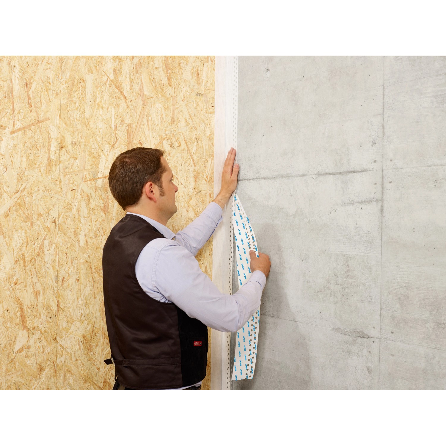 Anwendung von Siga Fentrim 20 Klebeband (50/85 mm) zur luftdichten Verklebung von Fensterrahmen im Innenbereich.