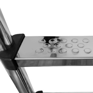 Detailaufnahme: Edelstahl-Poolleiter Evolution 3E, 3-stufig, mit Handlauf und Trittfläche mit Anti-Rutsch-Noppen.