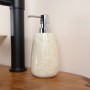 Cremefarbener Marmor Seifenspender Cara von Wohnfreuden mit Chrompumpe.