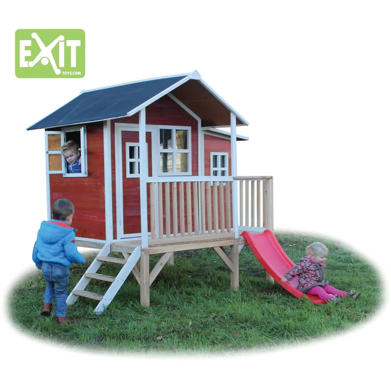 Rotes EXIT Loft 350 Holzspielhaus mit Rutsche und Kindern im Garten.