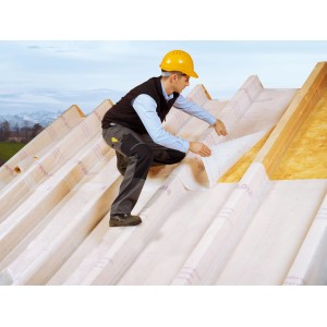 Handwerker verlegt Siga Majrex Dampfbremse (1,5x50m) auf Dachsparren. Dämmstoffzubehör für luftdichte Gebäudehülle.