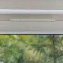 Weißer Schellenberg Fensterlüfter Plus am Fensterrahmen zur Belüftung.