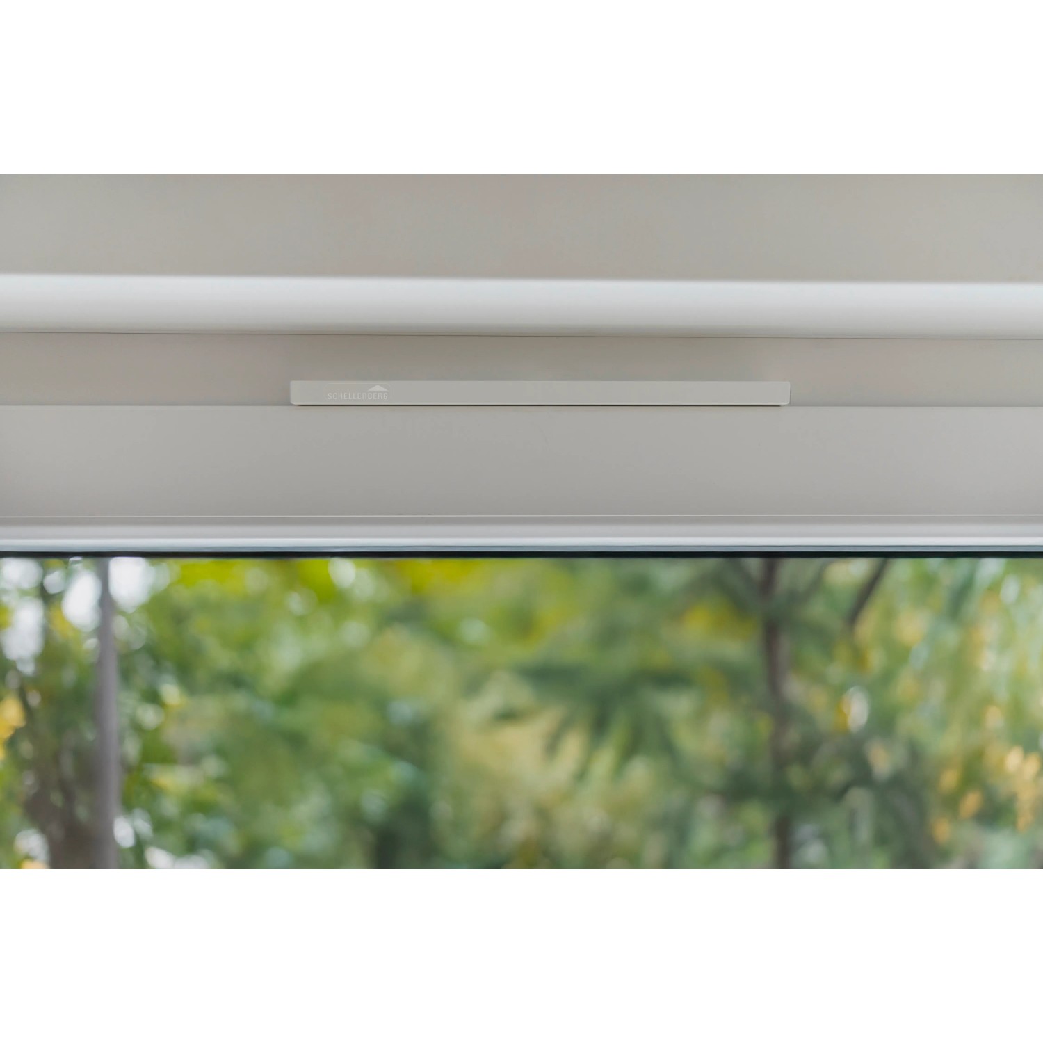 Weißer Schellenberg Fensterlüfter Plus am Fensterrahmen zur Belüftung.