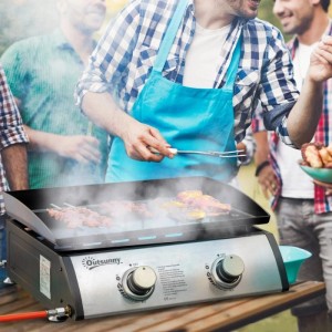Kompakter Outsunny Gasgrill mit 2 Brennern in Silber/Schwarz, auf dem Fleisch brutzelt. Ideal für Outdoor-Grillen.