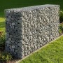 Silberne Gabione aus verzinktem Stahlgitter, gefüllt mit Steinen, als Garten-Sichtschutz oder Stützmauer. 100x30x30 cm.