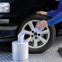 LUX Putztuch-Rolle bei der Autopflege: Reifenreinigung mit blauem Tuch.