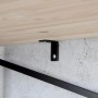 Detailaufnahme der Wandbefestigung der rikta Werkbank mit Holzplatte und schwarzem Stahlgestell.