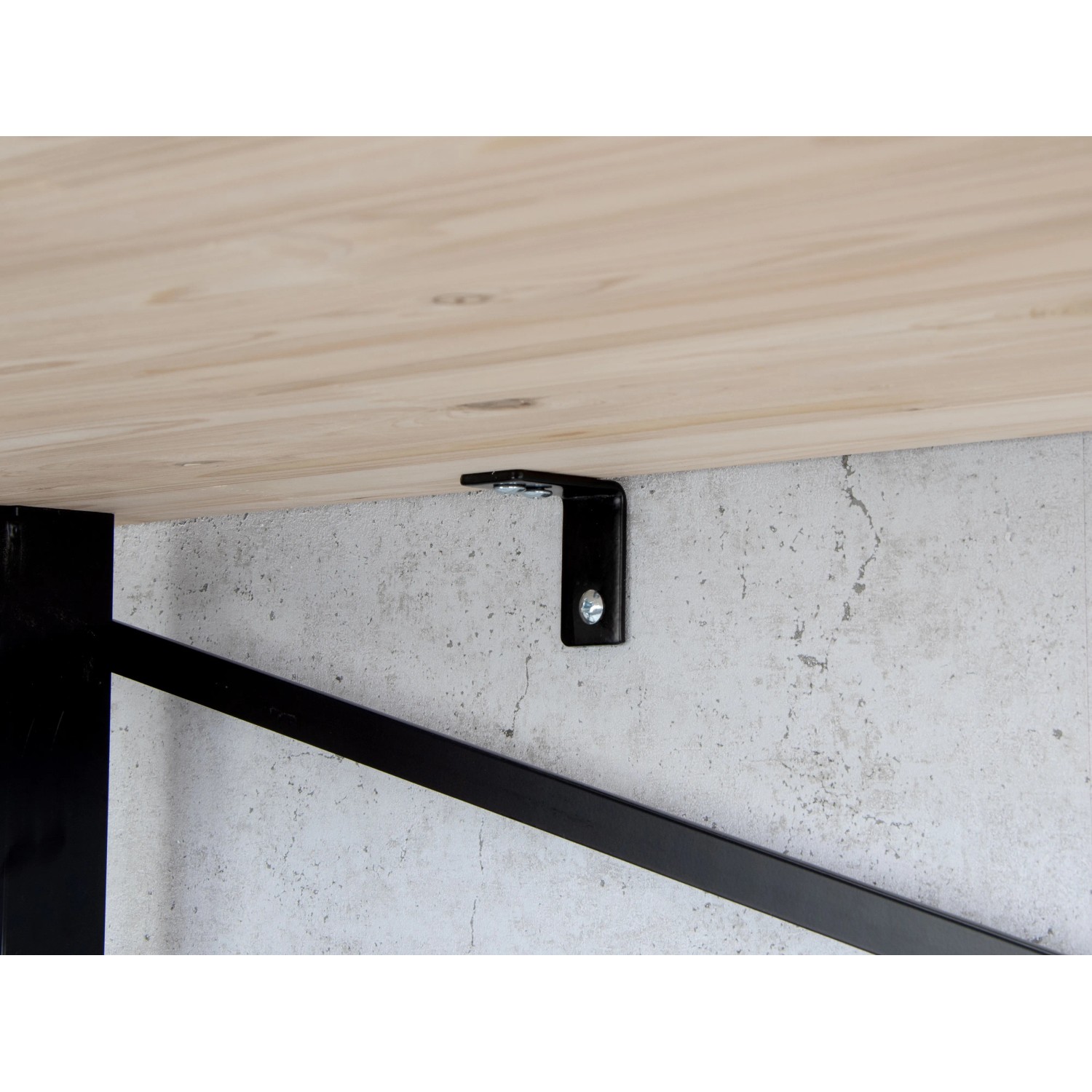 Detailaufnahme der Wandbefestigung der rikta Werkbank mit Holzplatte und schwarzem Stahlgestell.
