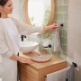 Tesa Moon Handtuchhaken, schwarz matt, mit Handtuch im modernen Badezimmer.