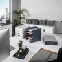 Durable Schubladenbox A4 Varicolor Mix mit 4 Fächern auf einem Schreibtisch im Büro.