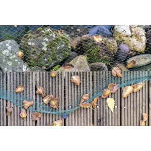 Aquagart Teichnetz Laubschutz über Teich mit Steinen und Holzdeck, dunkelgrün.