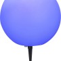 Weiße Globo Außenkugelleuchte TOULA mit Erdspieß für den Garten.
