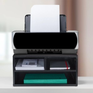 Schwarzer Druckerständer aus Faserplatte mit 3 Fächern für Drucker, Papier und Bürobedarf auf dem Schreibtisch.