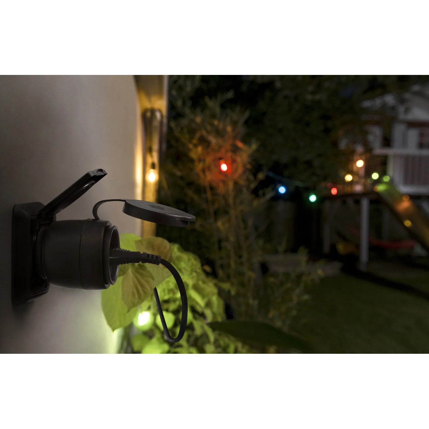 Osram Smart+ WiFi Außensteckdose, spritzwassergeschützt (IP44) im Garten.