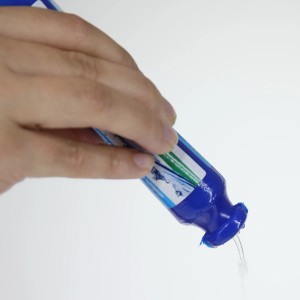 Anwendung von JBL ProClean Bac lebende Reinigungsbakterien für klares Aquariumwasser.