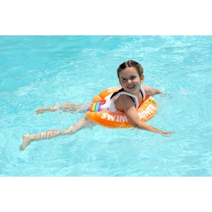 Mädchen schwimmt mit orangefarbenem Freds Swim Academy Schwimmreifen im Pool.