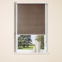 Dunkelbraunes OBI Naturfaser-Rollo Camas, 60x160 cm, am Fenster montiert.