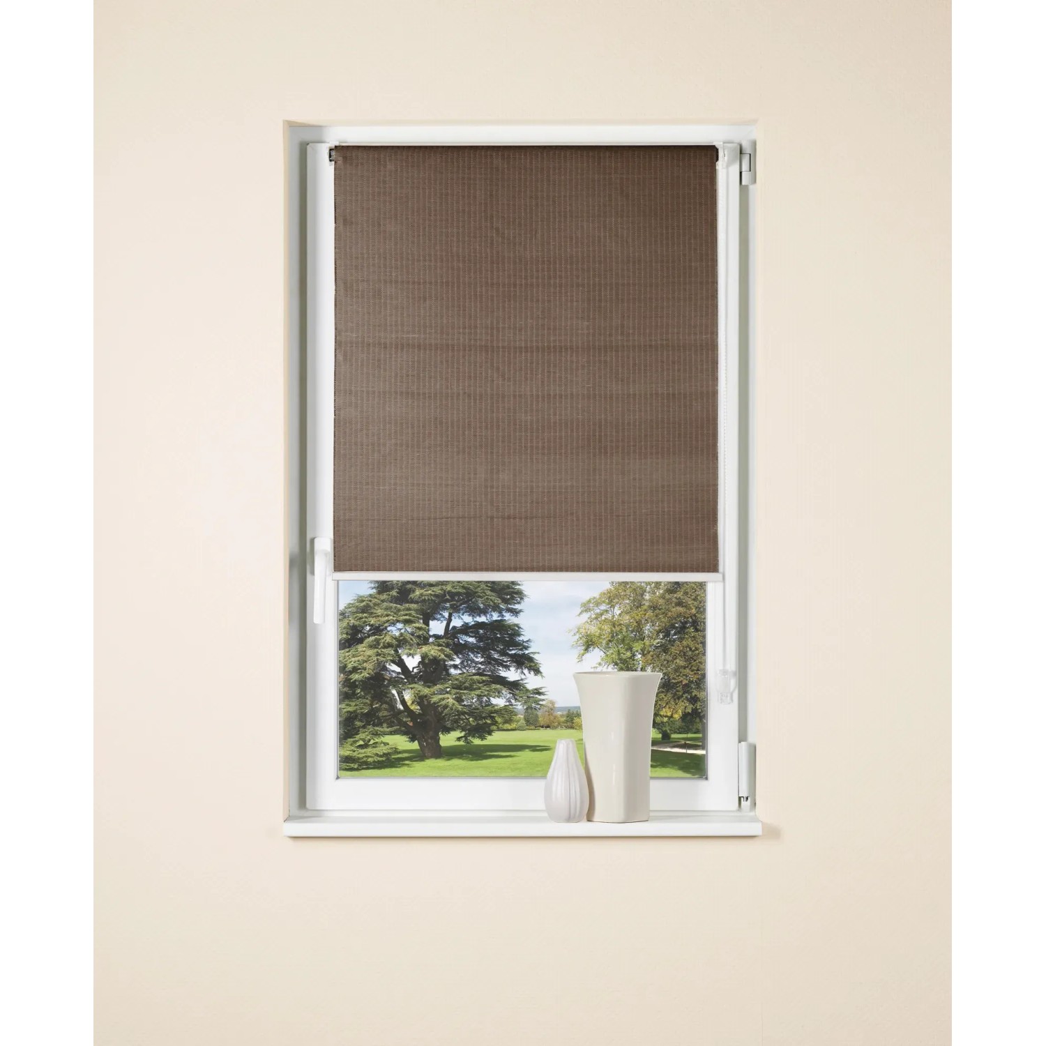 Dunkelbraunes OBI Naturfaser-Rollo Camas, 60x160 cm, am Fenster montiert.
