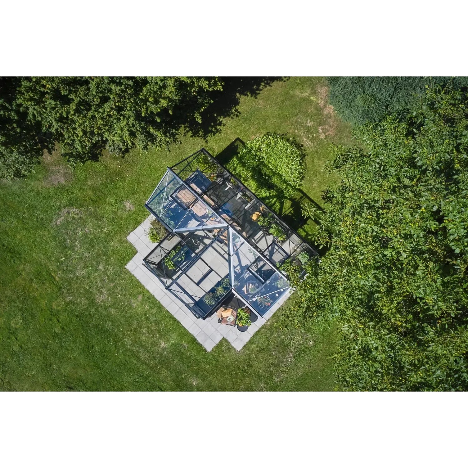 Draufsicht: Juliana Gewächshaus Orangerie 21, schwarz-anthrazit, auf Rasen mit Bäumen.